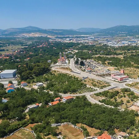 Gorgeous In With Kitchen Holiday home Dugopolje